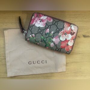 Gucci GG Blooms card case (used once!) GG supreme canvas